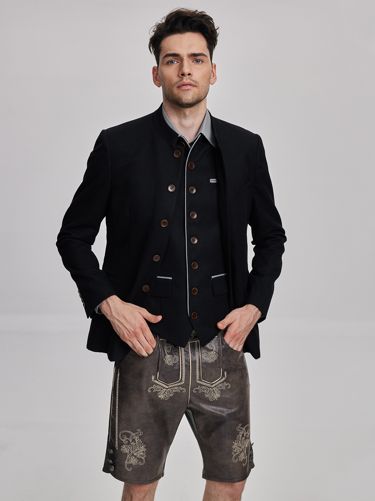 Dunkelrotes Dirndl mit eleganter Schürze