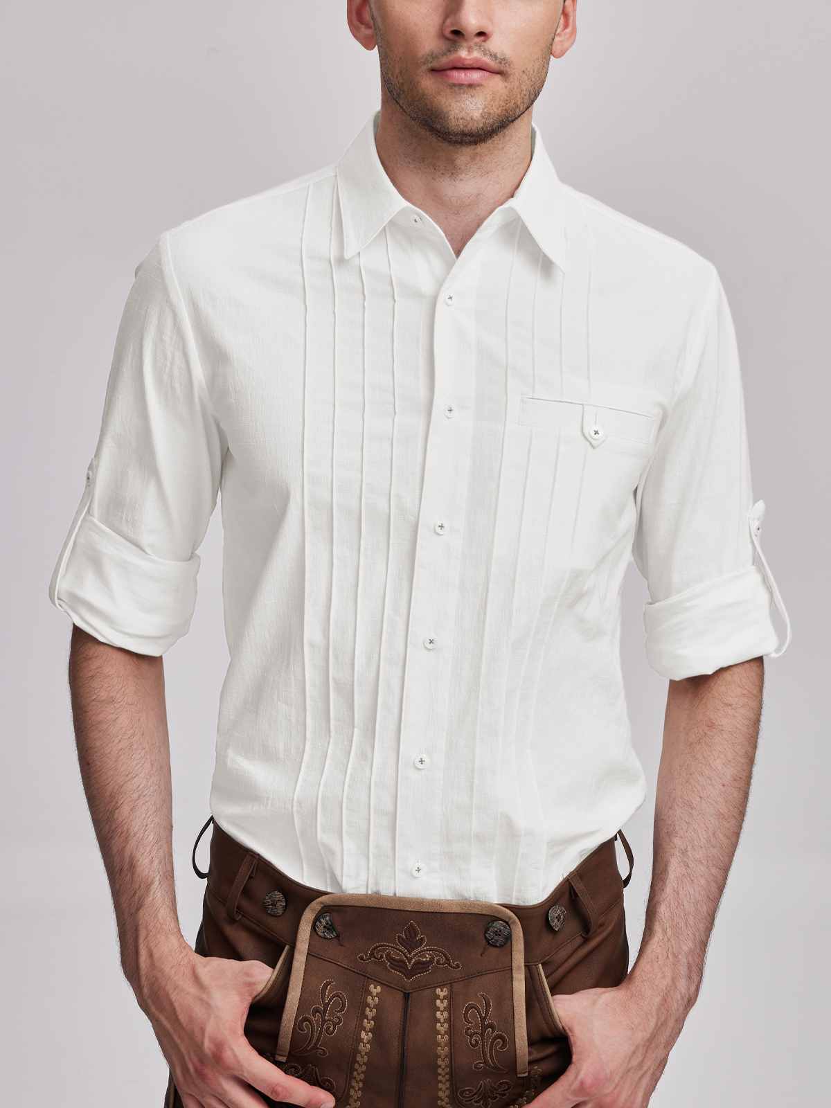 Modernes Dirndl in Weiß mit schlankem Schnitt