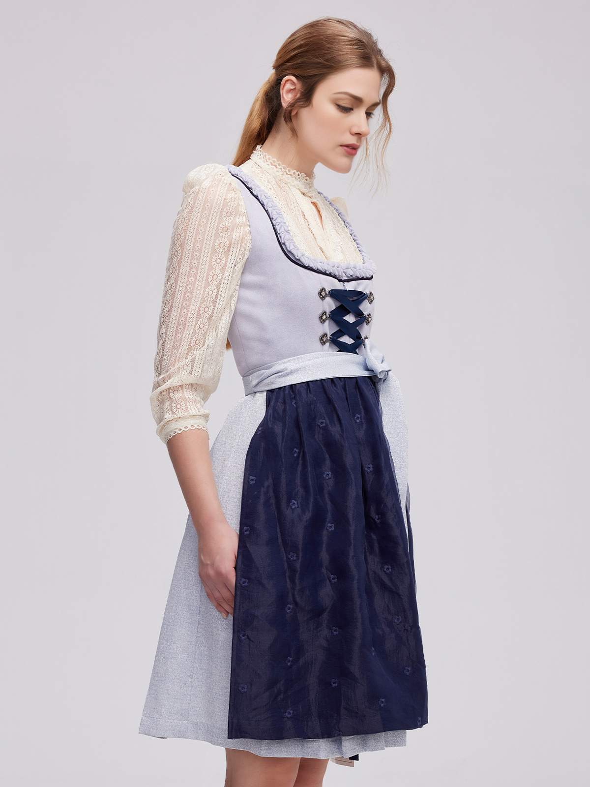 Ehreer Dirndl in Blau – zeitlos elegant