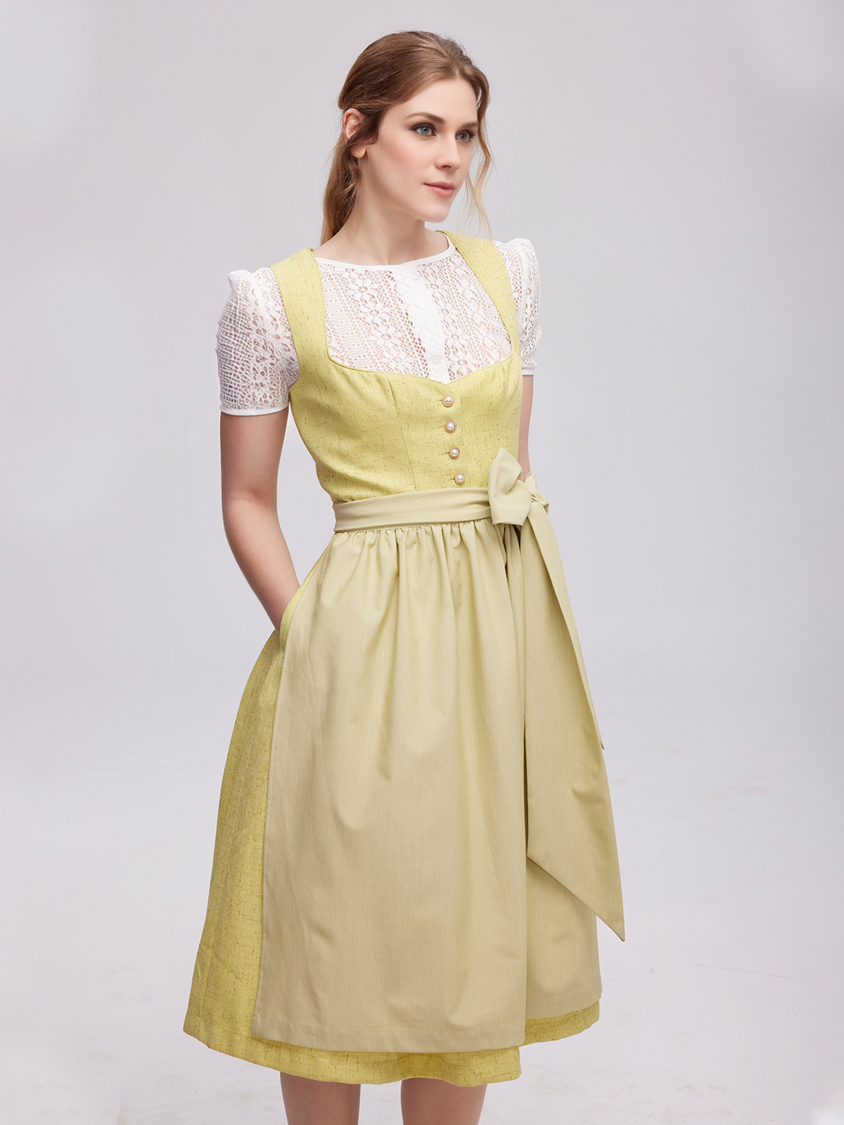 Dirndl in Gelb aus Samt