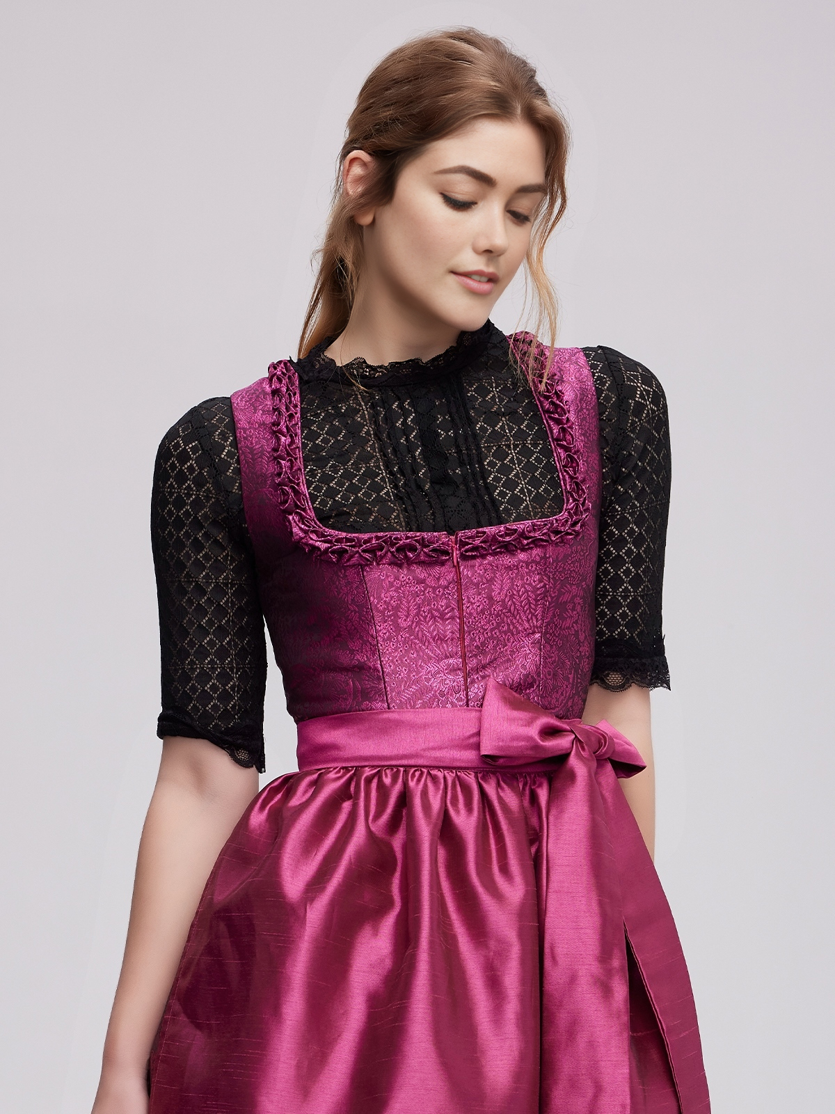 Olivgrünes Dirndl mit pinken Akzenten