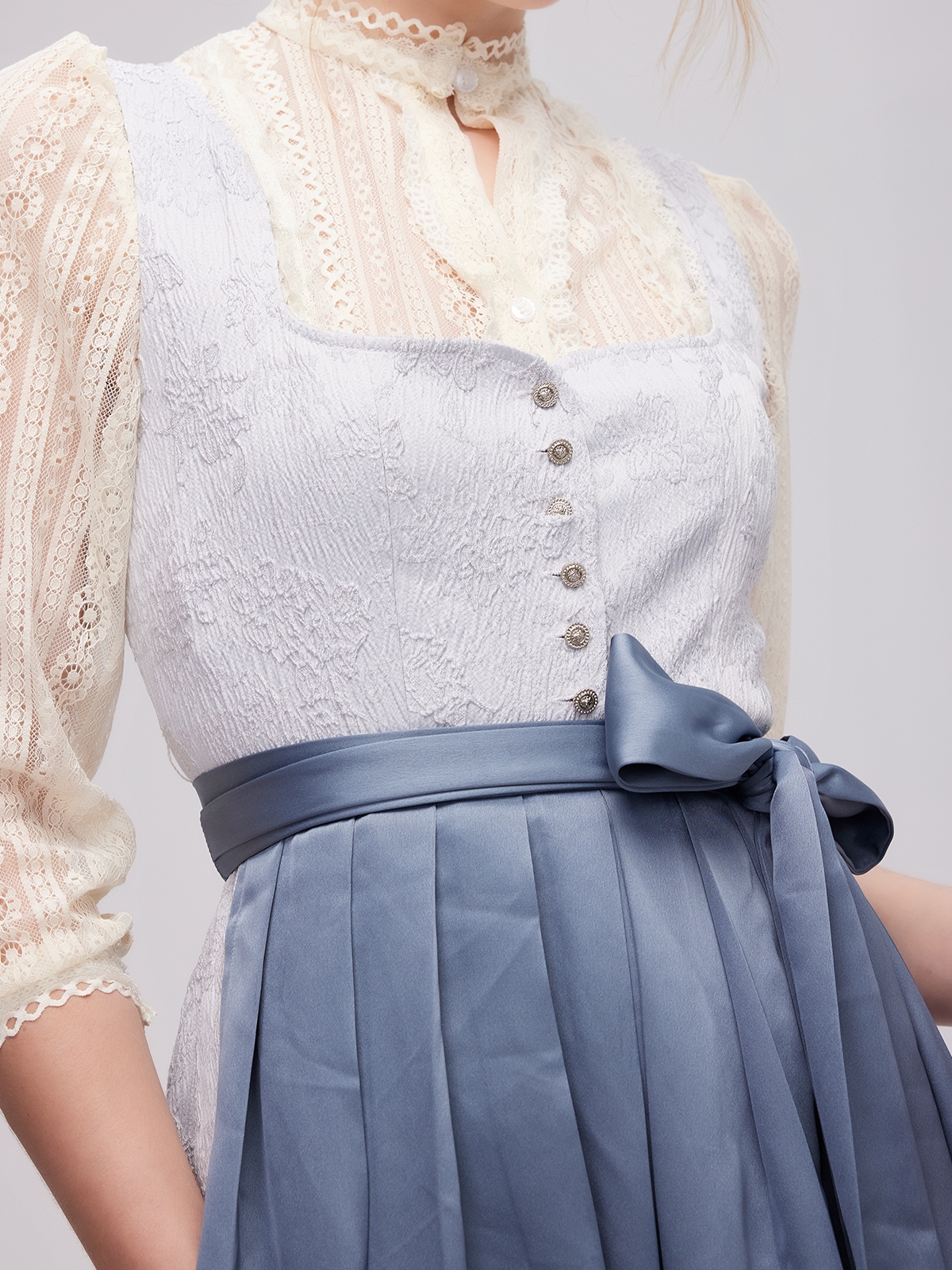 Modernes Dirndl in Blau