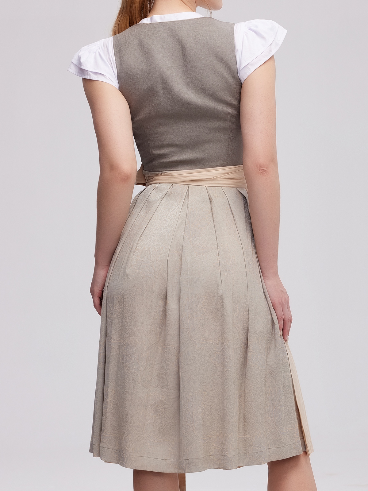 Modernes graues Dirndl mit taillenbetontem Schnitt