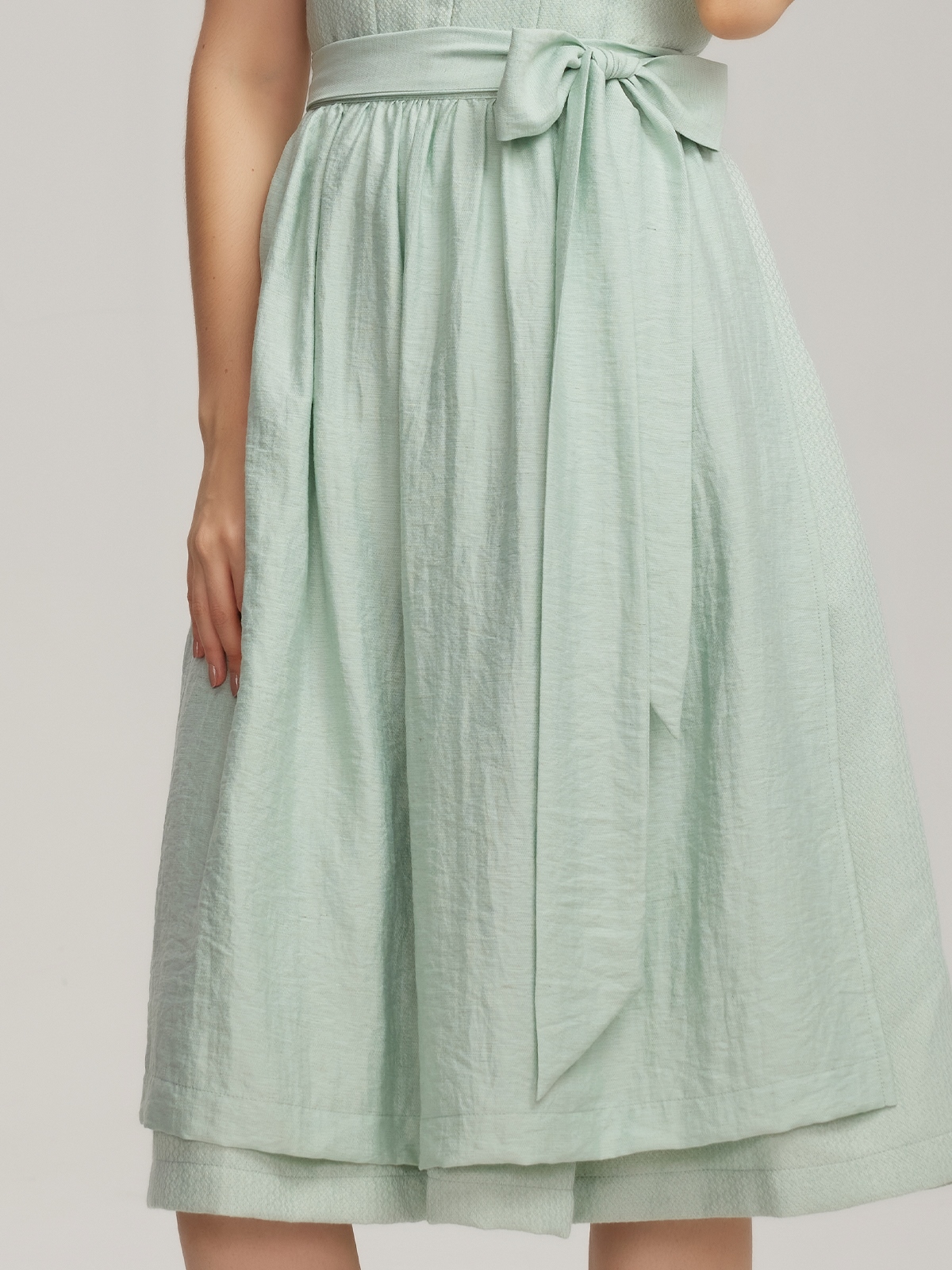 Dirndl in Grün mit schwarzer Bluse