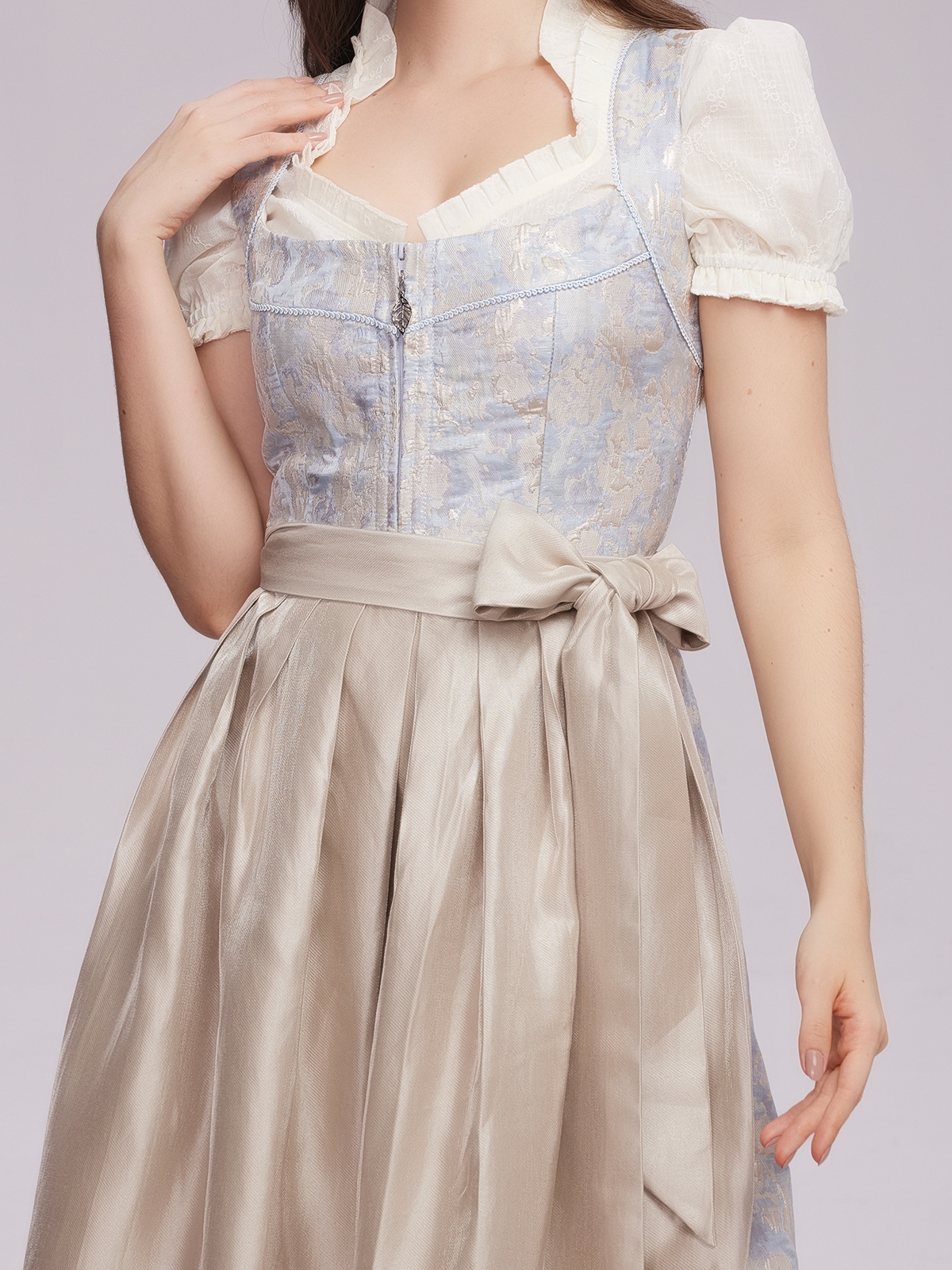 Moderne Dirndl-Bluse mit Spitzenverzierung