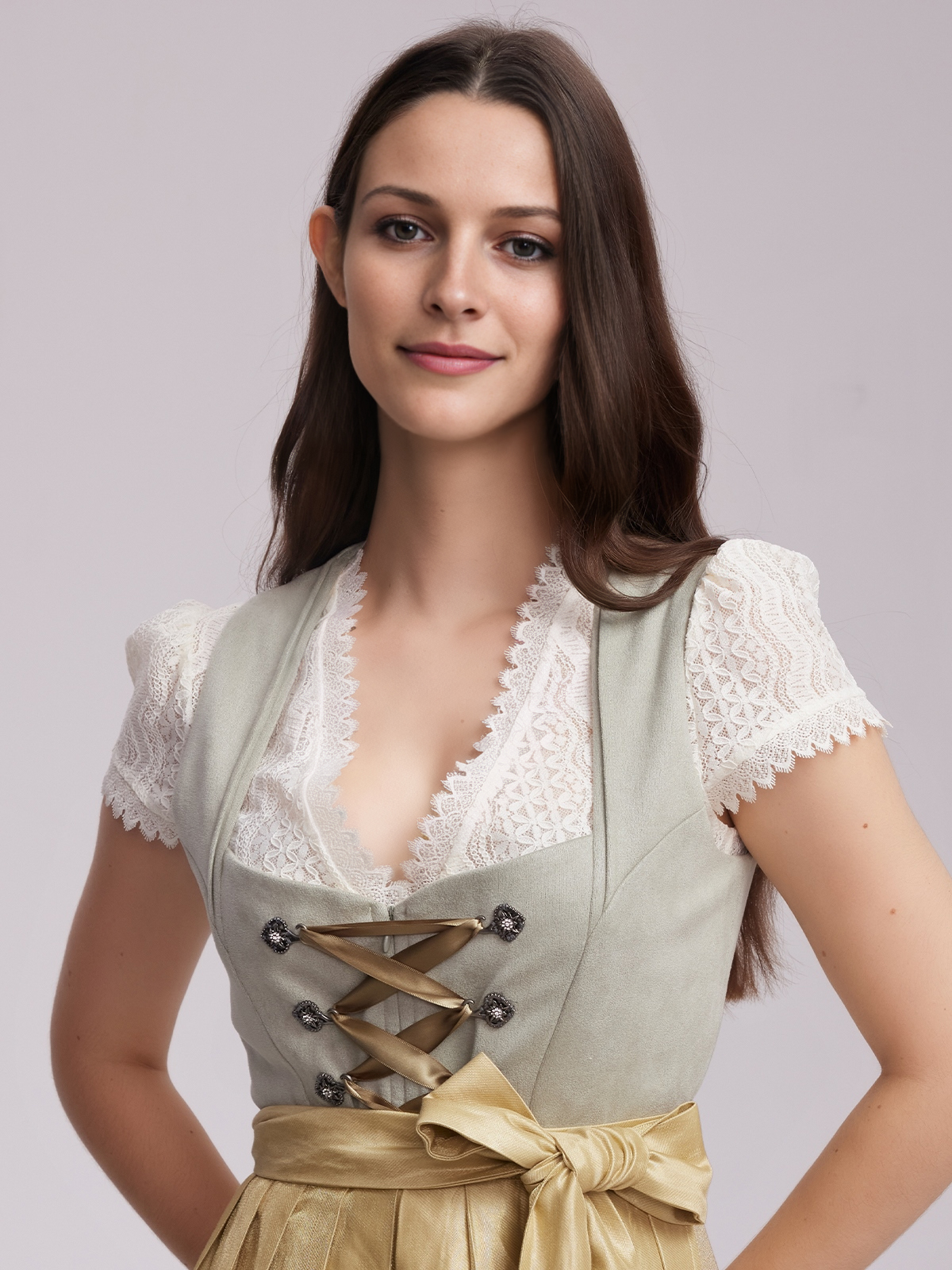 Modernes rotes Dirndl mit figurbetonter Silhouette